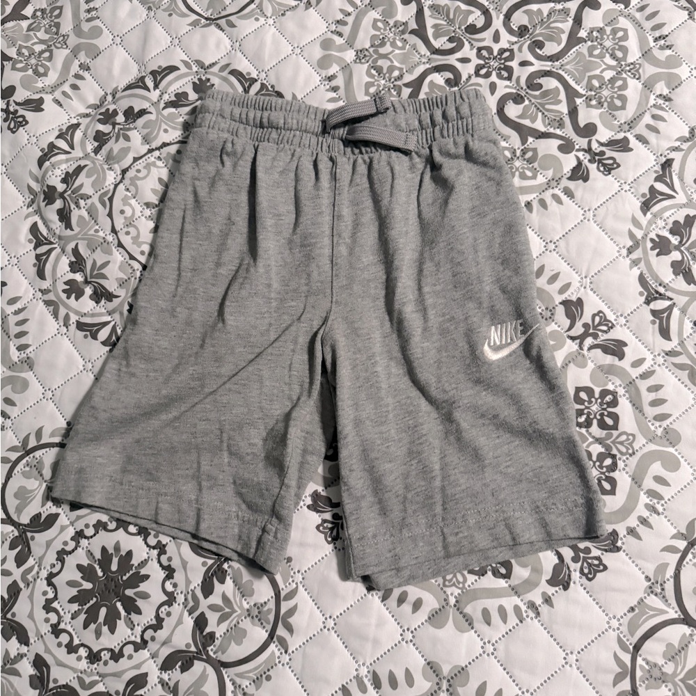 Boys or girls gray Nike shorts in size 7